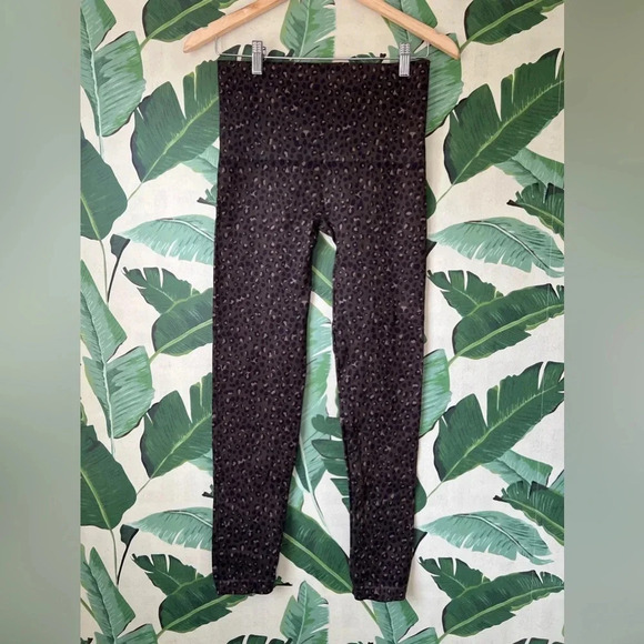 Spanx Look At Me Now Seamless Womens Leopard Olive Leggings Size Medium XL - Picture 3 of 9